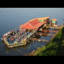 Etliche Restaurants werden auf Flößen betrieben